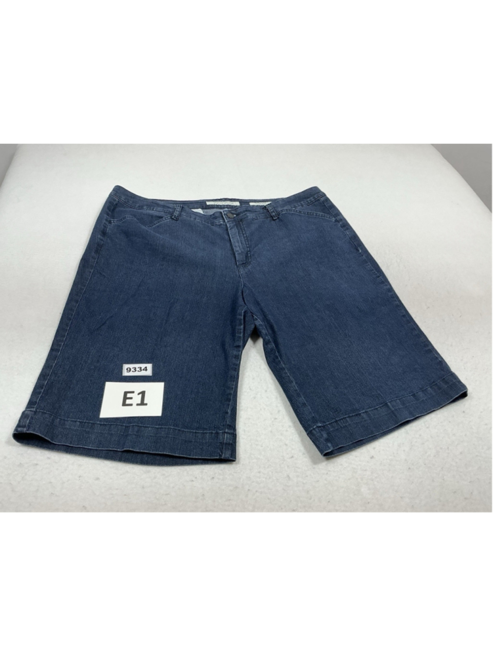 Womans Excellent Jones NY Trouser blue Jean Shorts 20 W Waist 40 Inch